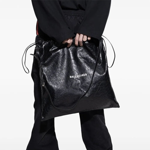 발렌시아가 크링클 레더 버킷 크로스백