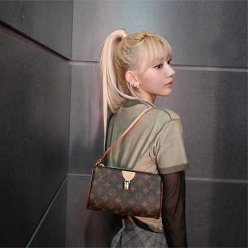 루이비통 포쉐트 티레트 핸드백 (사쿠라 착용)